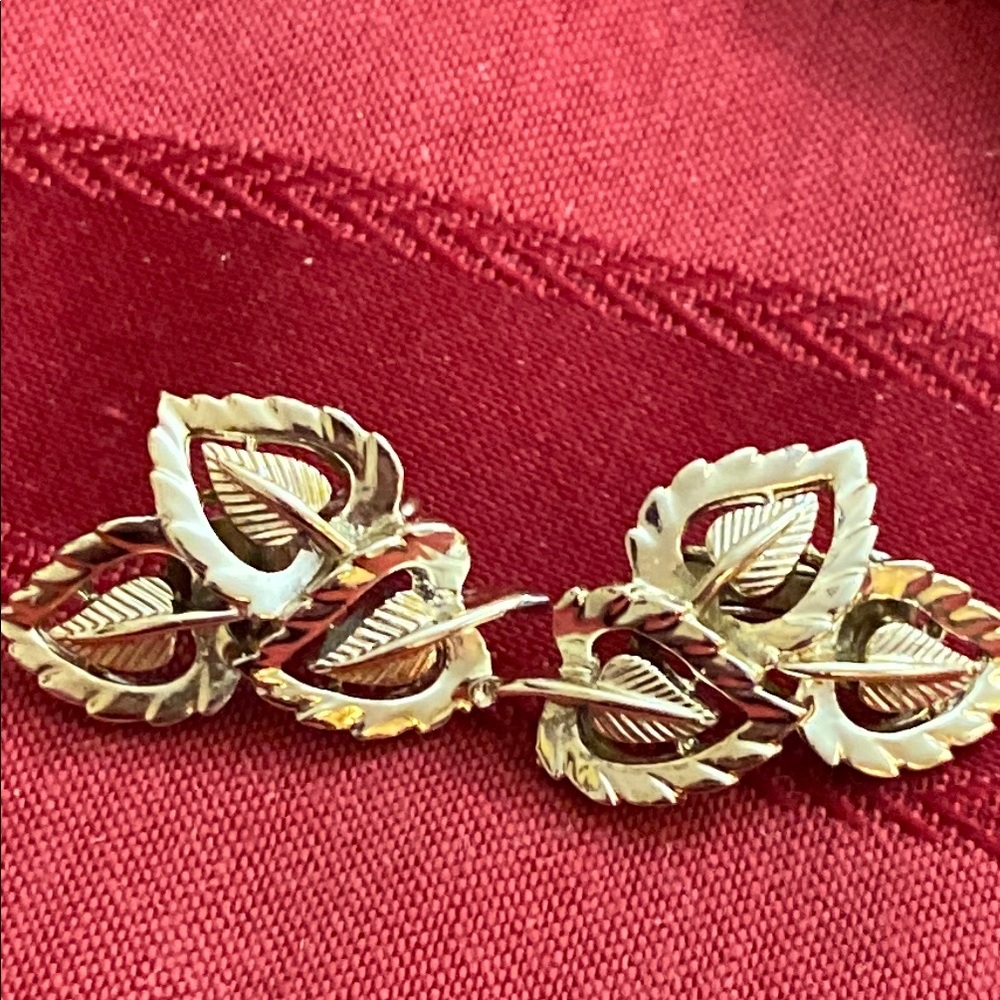 VINTAGE 50s CORO LEAF CLUSTER CLIP ON EARRINGS